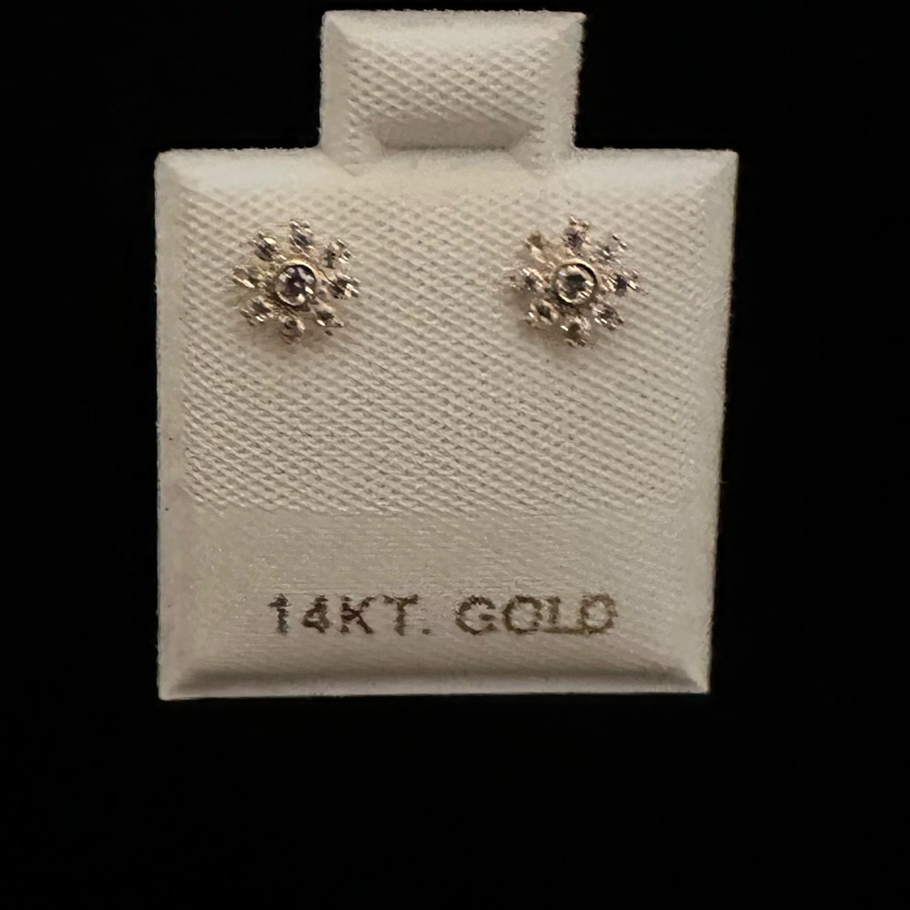 “Brand new 14K gold flower-shaped earrings 🌸✨”